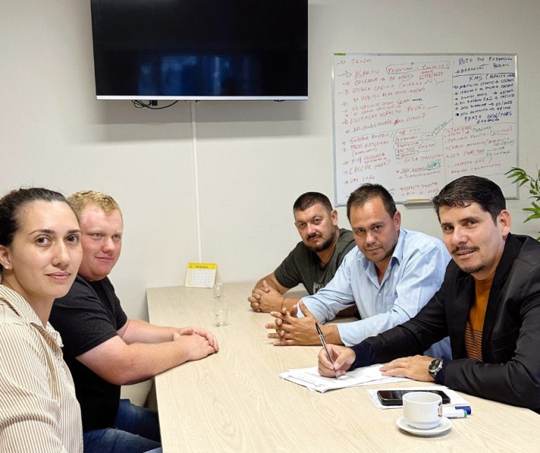 Representantes dos poderes executivo e legislativo em reunião com a empresa. Foto: Assessoria de Imprensa/Prefeitura de Agudos do Sul