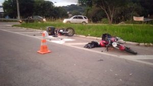 Acidente entre motos no trevo de Agudos do Sul. Foto: Divulgação