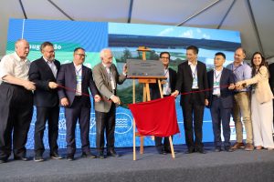 Autoridades estaduais e municipais, acompanhadas de representantes da empresa, participaram da inauguração hidrelétrica. Foto Assessoria de Imprensa Prefeitura da Lapa