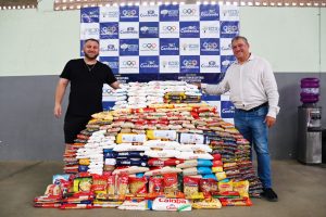 Diretor de esporte e prefeito apresentaram a arrecadação de alimentos. Foto: Diretor de esporte e prefeito apresentaram a arrecadação de alimentos. Foto: Assessoria de imprensa/ Prefeitura de Contenda