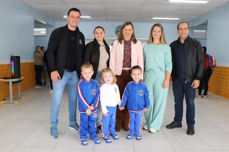 Equipe da prefeitura está fazendo a entrega dos uniformes aos estudantes. Foto: Assessoria de Imprensa /Prefeitura de Piên.