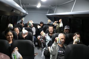 Moradores que utilizam o transporte recebem lanche. Foto: Assessoria de Imprensa/Prefeitura de Mandirituba