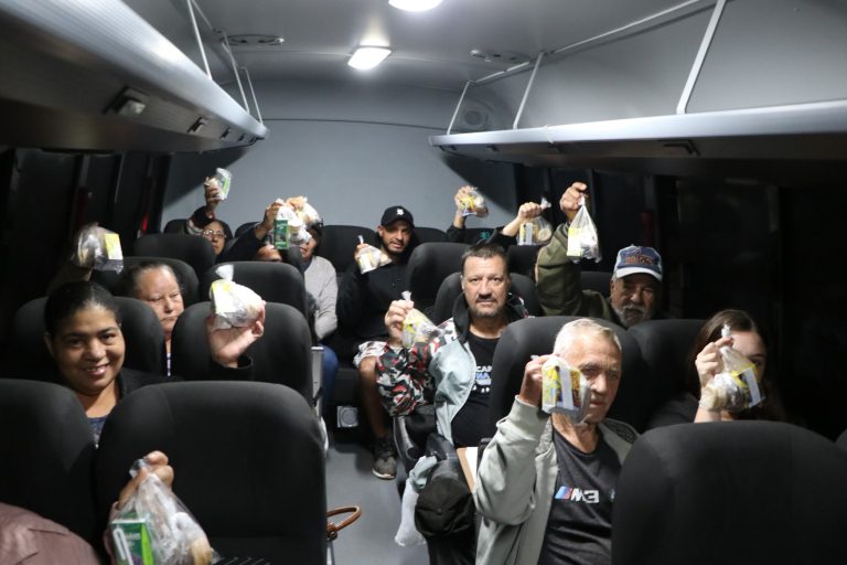 Moradores que utilizam o transporte recebem lanche. Foto: Assessoria de Imprensa/Prefeitura de Mandirituba
