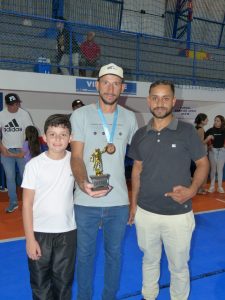 Entrega do troféu ao artilheiro do futsal quarentinha. Foto: O Regional