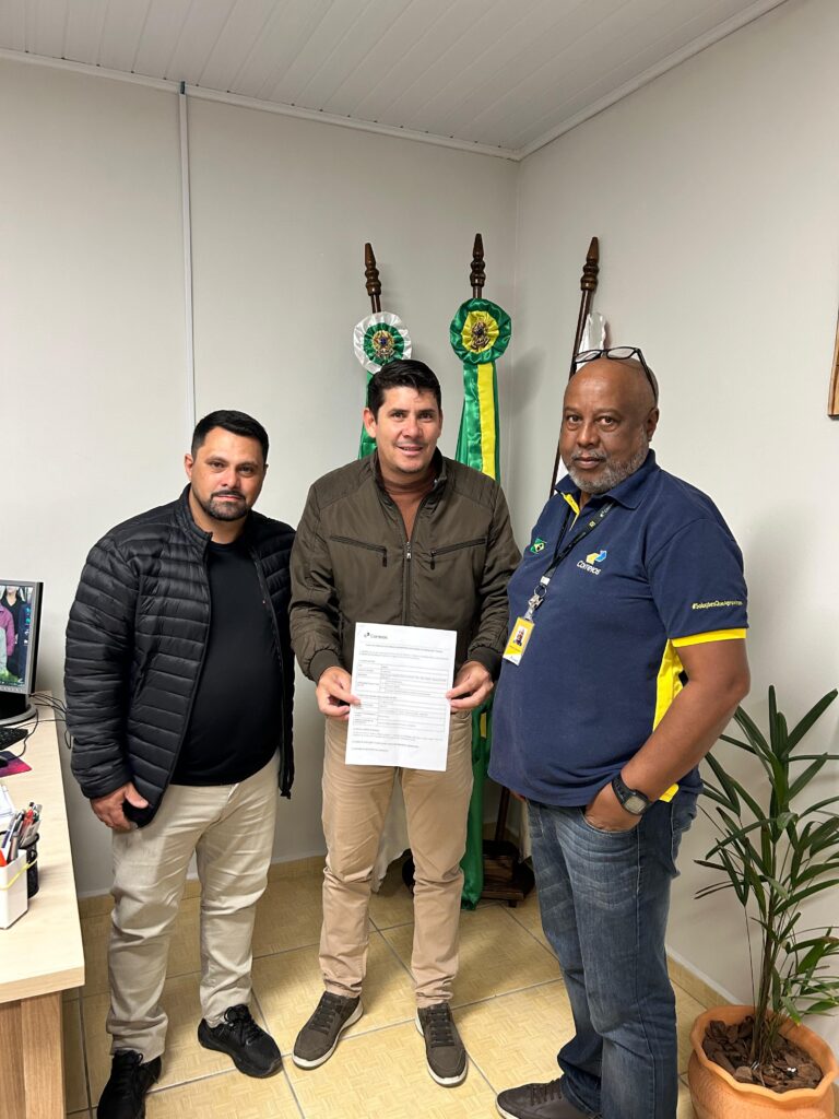 Prefeito de Agudos com representantes dos Correios e da associação. Foto: Assessoria de Imprensa/Prefeitura de Agudos do Sul