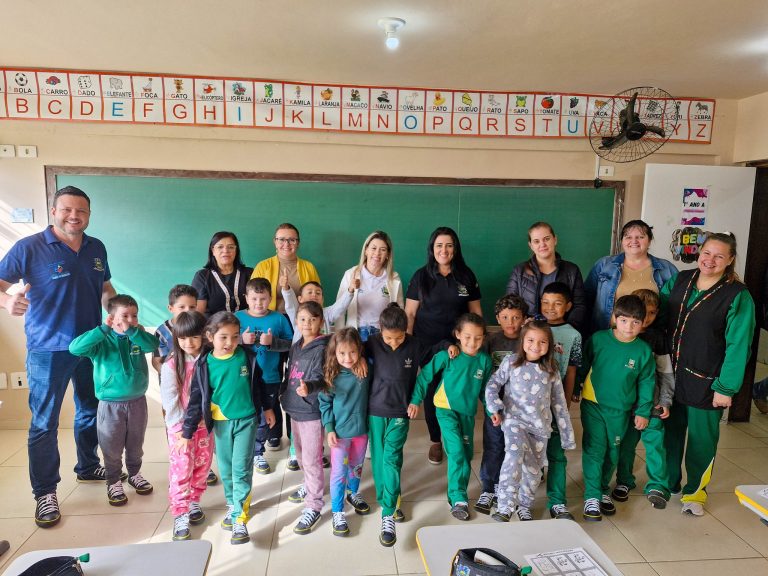 Alunos da rede municipal recebem tênis. Foto: Assessoria de Imprensa/Prefeitura de Campo do Tenente