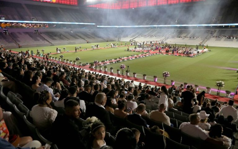 Casais se reuniram em evento na Arena da Baixada. Foto: Assessoria de Imprensa/Prefeitura de Piên