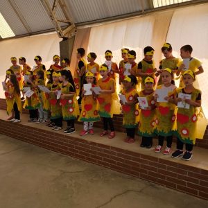 Crianças prestam homenagem para as mães. Foto: Assessoria de Imprensa/Prefeitura de Quitandinha