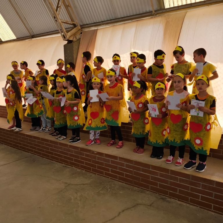 Crianças prestam homenagem para as mães. Foto: Assessoria de Imprensa/Prefeitura de Quitandinha