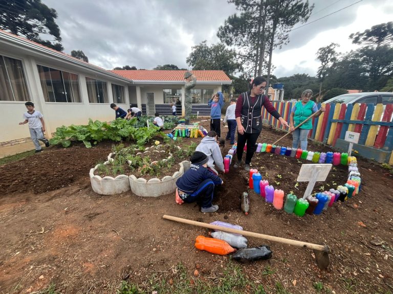 Alunos estão envolvidos no projeto da horta escolar. Foto: Divulgação