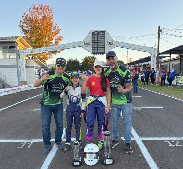 Família Weiss com o preparador Rodrigo Paixão em prova de kart. Foto: Cristiano Rodrigues e Eni Alves