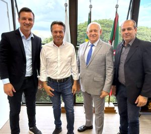 Prefeito e vice pleitearam recurso para a pavimentação. Foto: Assessoria de Imprensa/Prefeitura de Piên