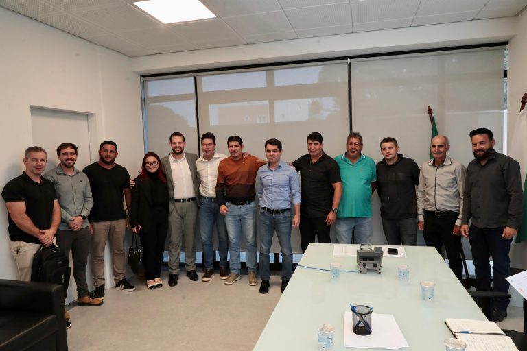 Comitiva de Agudos do Sul esteve na capital em reunião sobre a pavimentação. Foto: Assessoria de Imprensa/Prefeitura de Agudos do Sul