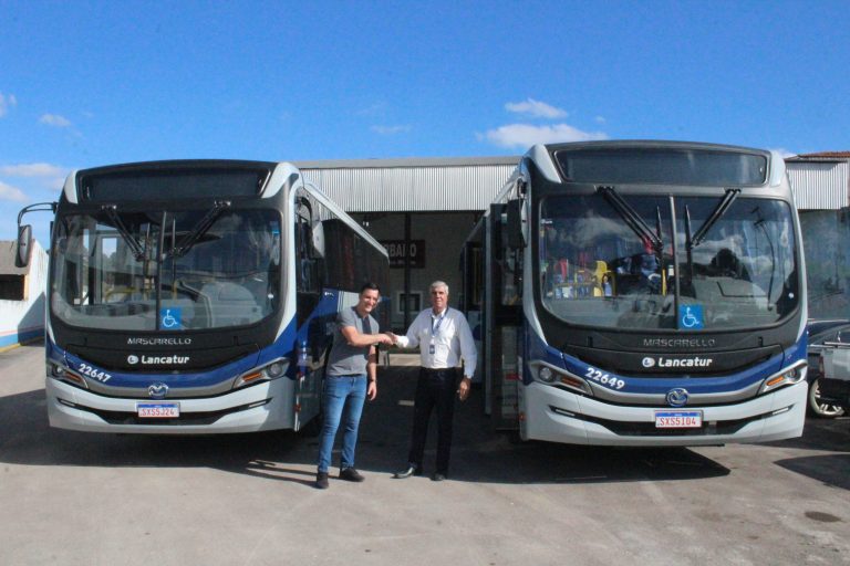 Prefeito conheceu os novos ônibus acompanhado do gerente. Foto: O Regional