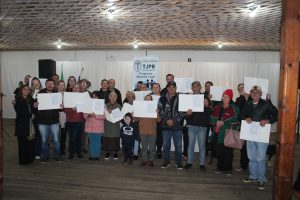 Famílias beneficiadas em entrega de mais um lote de matrículas. Foto: O Regional