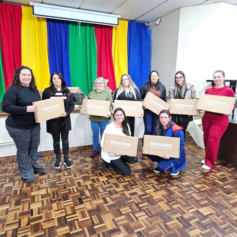 Entraga de notebooks beneficia escolas do município. Foto: Assessoria de Imprensa/Prefeitura de Quitandinha