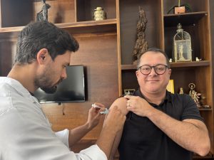 Prefeito Diego Ribas também foi receber a vacina. Foto: Divulgação