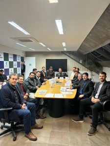 Comitiva em reunião para reforçar a infraestrutura rural. Foto: Assessoria de Imprensa/Prefeitura de Agudos do Sul