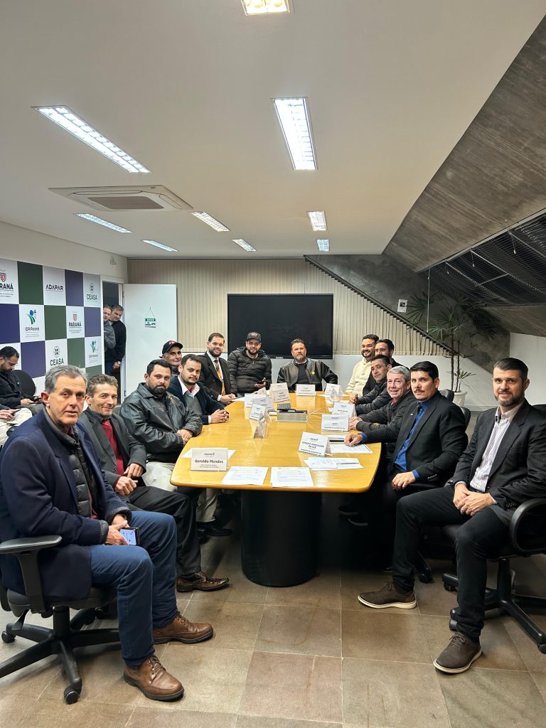 Comitiva em reunião para reforçar a infraestrutura rural. Foto: Assessoria de Imprensa/Prefeitura de Agudos do Sul