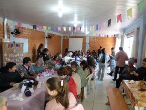 Avós e mães estiveram reunidas para confecção de itens. Foto: O Regional