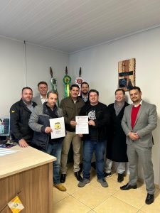 Contrato com a empresa foi assinado em reunião. Foto: Assessoria de Imprensa/Prefeitura de Agudos do Sul