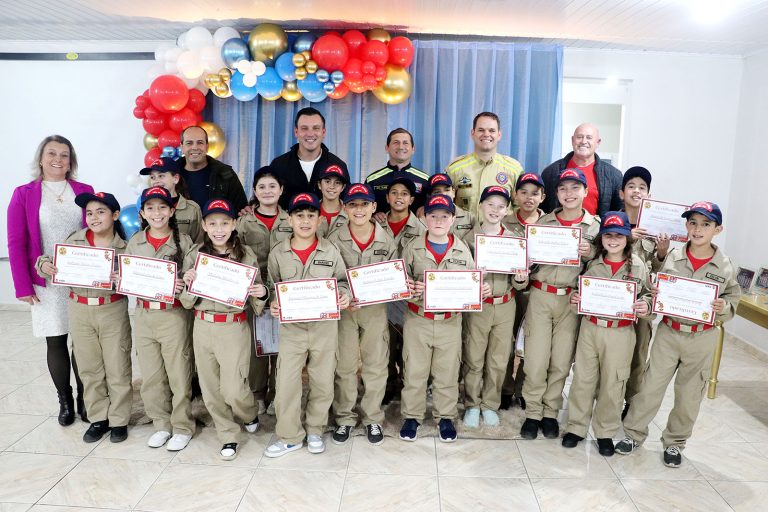 Projeto é encerrado com solenidade reunindo formandos, autoridades e comunidade. Foto: Assessoria de Imprensa/Prefeitura de Piên