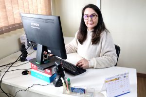 Secretária Silvana fala sobre a antecipação do 13° salário. Foto: Assessoria de Imprensa/Prefeitura de Piên