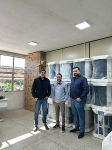 Prefeito e secretários participaram da entrega dos aparelhos para as escolas. Foto: Assessoria de Imprensa/Prefeitura de Agudos do Sul