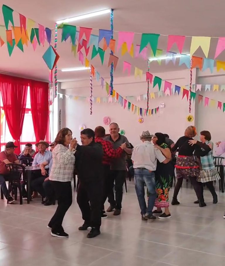 Grupo da melhor idade participa da festa junina. Foto: Assessoria de Imprensa/Prefeitura de Quitandinha
