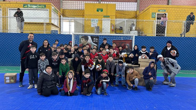 Alunos do município receberam equipamentos e uniformes. Foto: Assessoria de Imprensa/Prefeitura de Agudos do Sul