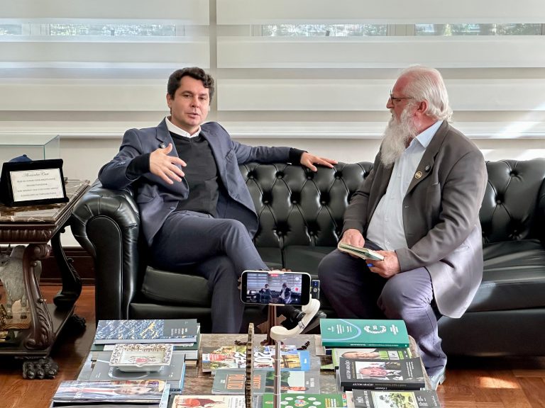 O presidente da Alep, Alexandre Curi, e o diretor do Jornal Novo Tempo de Santa Isabel do Oeste, Sérgio Jonikaites. Foto: Divulgação