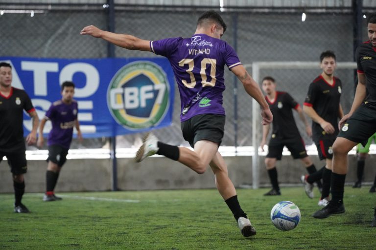 Jogos movimentados no futebol 7 em Tijucas do Sul. Foto: Photosports