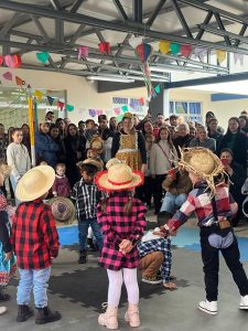 Crianças, famílias e professores participaram da festa. Foto: Assessoria de Imprensa/Prefeitura de Quitandinha