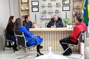 Prefeito e autoridades em reunião para assinatura do convênio. Foto: Assessoria de Imprensa/Prefeitura de Contenda