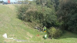 Carro caiu em declive após colisão com caminhão na BR-116. Foto: Divulgação/PRF