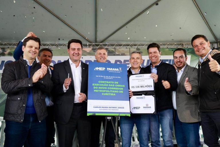 Governador e demais autoridades na assinatura de autorização da obra do novo Corredor Metropolitano de Curitiba. Foto: Valdelino Pontes/SECID