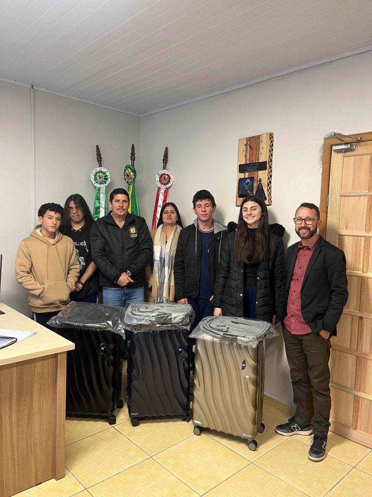 Alunos receberam malas da empresa Ika Malas para o intercâmbio. Foto: Assessoria de Imprensa/Prefeitura de Agudos do Sul