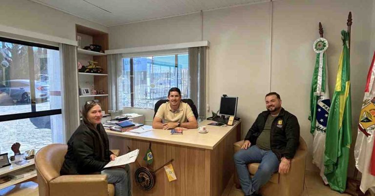 Prefeito e secretário em reunião com a nova coordenadora. Foto: Assessoria de Imprensa/Prefeitura de Agudos do Sul