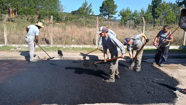 Operação Tapa-Buraco é realizada em Mandirituba. Foto: Assessoria de Imprensa/Prefeitura de Mandirituba