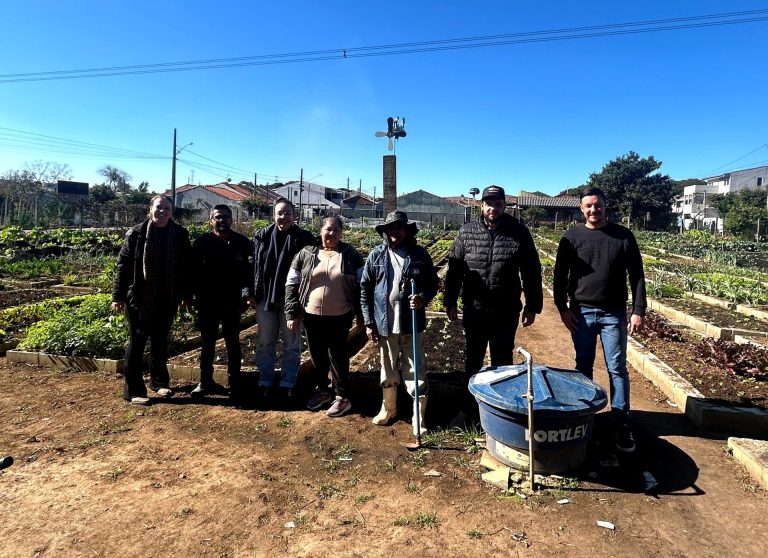 Representantes da Secretaria de Agricultura conheceram horta comunitária na capital. Foto: Assessoria de Imprensa/Prefeitura de Agudos do Sul