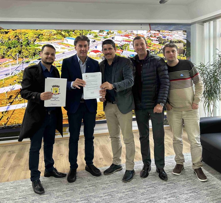 Autoridades visitam a Secretaria de Turismo em busca de recursos. Foto: Assessoria de Imprensa/Prefeitura de Agudos do Sul