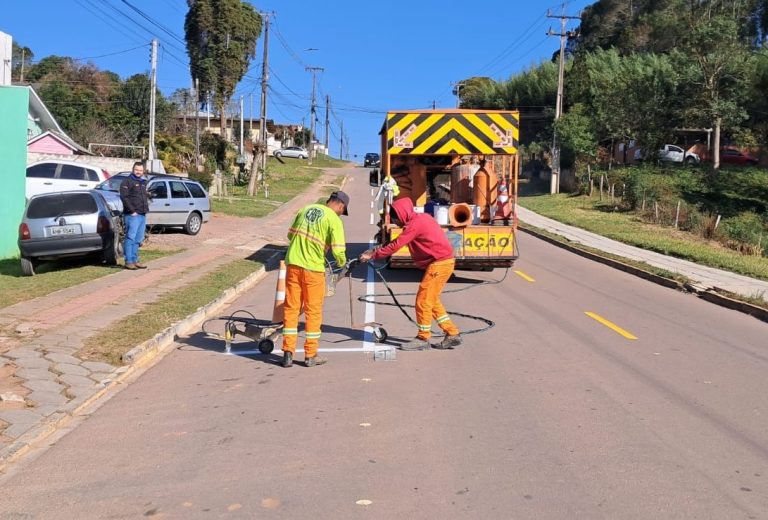 Renovação da sinalização garante mais segurança e mobilidade. Foto: Assessoria de Imprensa/Prefeitura de Quitandinha