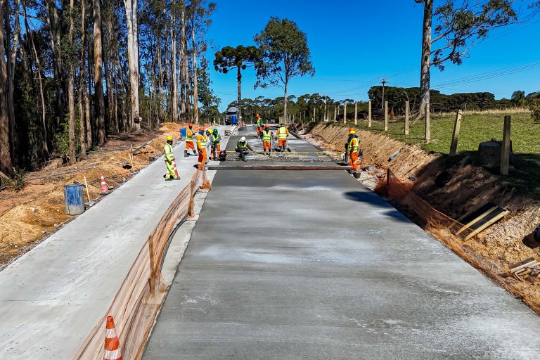 Trabalhos seguem intensos em vários pontos da via. Foto: Roberto Dziura Jr/AEN