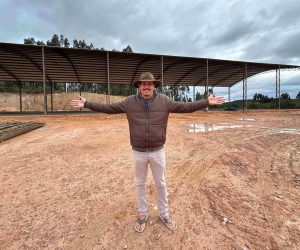 Prefeito Genezio Ferreira visitando local de instalação. Foto: Assessoria de Imprensa/Prefeitura de Agudos do Sul