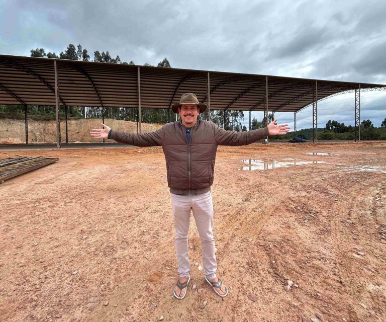 Prefeito Genezio Ferreira visitando local de instalação. Foto: Assessoria de Imprensa/Prefeitura de Agudos do Sul