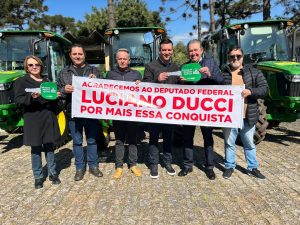 Produtores irão ganhar reforço com a chegada do trator. Foto: Assessoria de Imprensa/Prefeitura de Piên