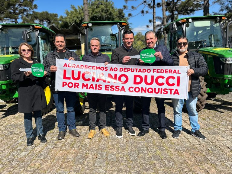 Produtores irão ganhar reforço com a chegada do trator. Foto: Assessoria de Imprensa/Prefeitura de Piên