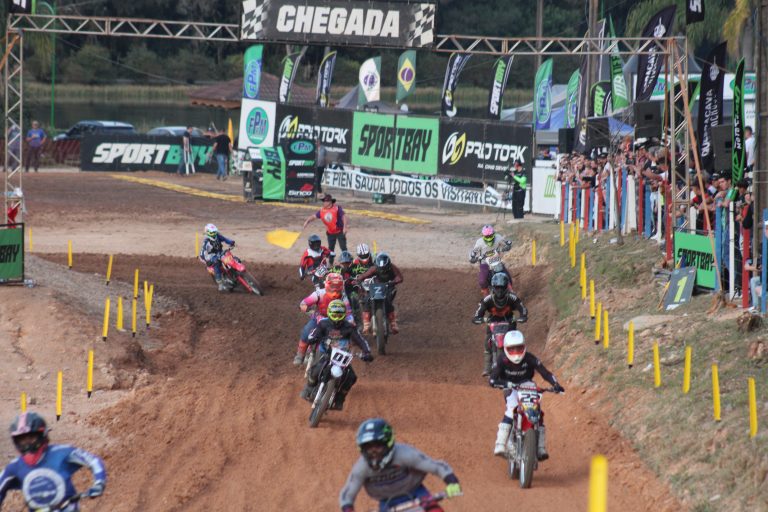 Disputas de velocross agitam o motódromo durante o fim de semana em Piên. Foto: O Regional