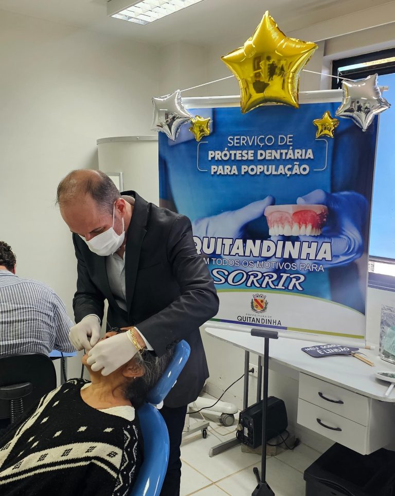 Moradores são avaliados pelo dentista para receber a prótese. Foto: Asessoria de Imprensa/Prefeitura de Quitandinha