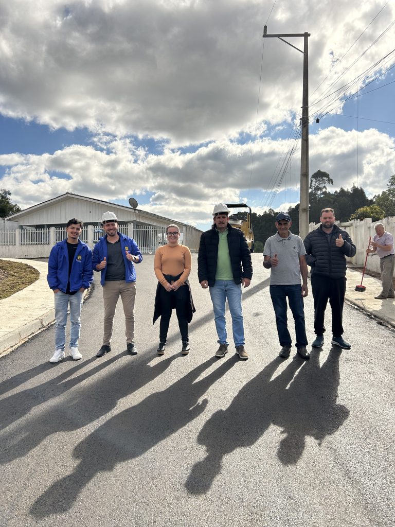 Autoridades acompanharam o andamento das obras de pavimentação. Foto: Assessoria de Imprensa/Prefeitura de Agudos do Sul